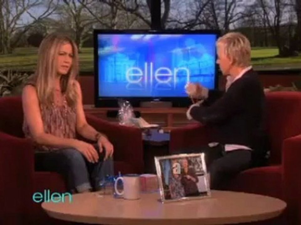 Η Jennifer Aniston δοκιμάζει σουτιέν με δόνηση