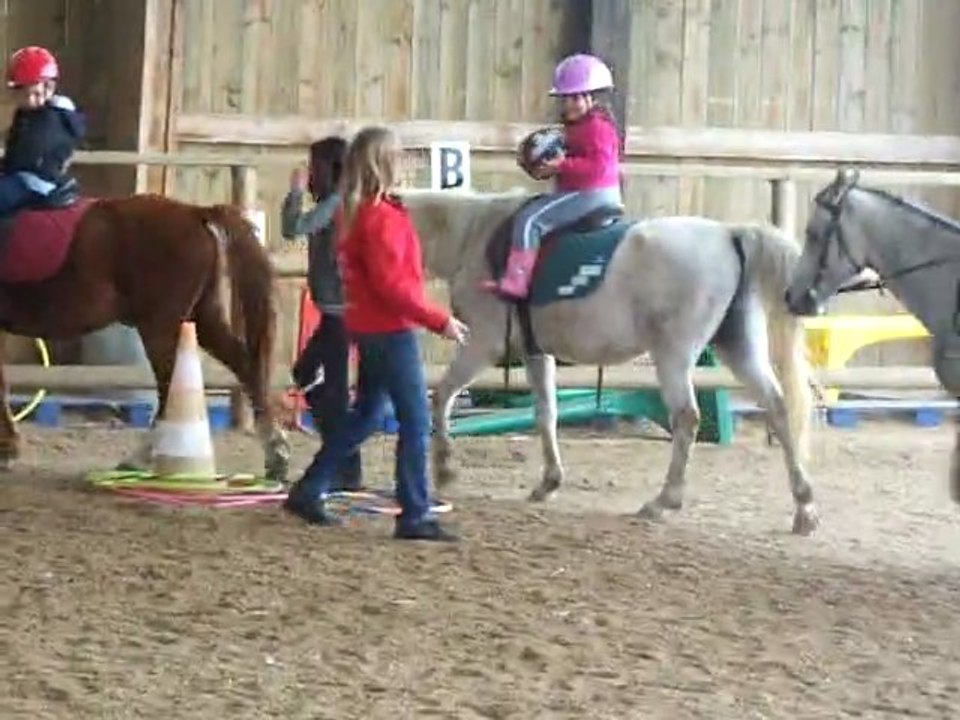 Juliette en selle, receptionnant la balle