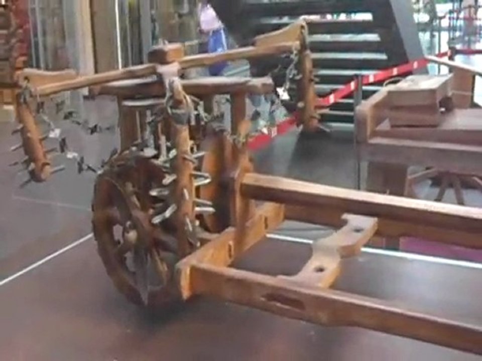 Cumhur Leonardo Ustanin tasarimlarini sunar