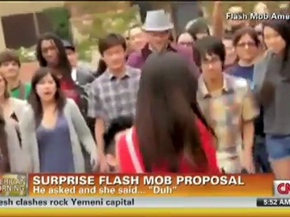 Nam và Trang trả lời phỏng vấn trên CNN về clip cầu hôn Flash Mob
