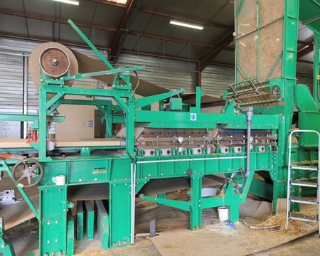 Le panneau de paille compressée matériau innovant un bon produit pour réaliser facilement des cloisons intérieures pour remplacer le placoplatre