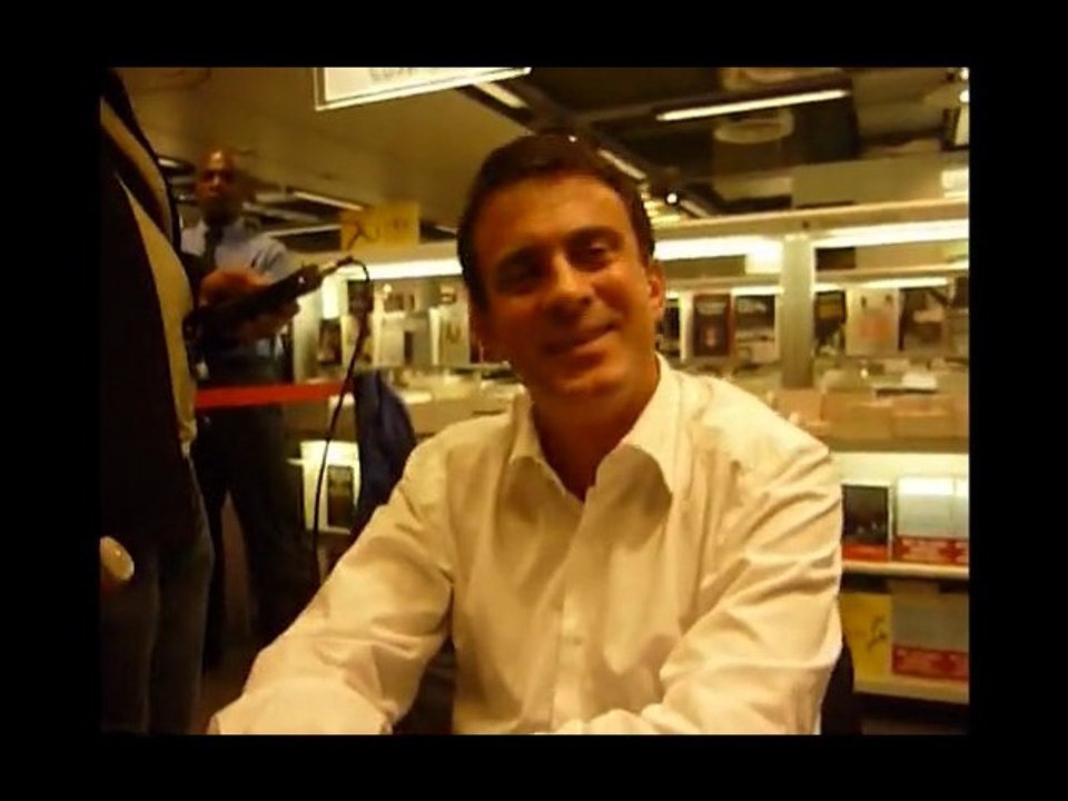 Manuel Valls face à We Are Change Paris