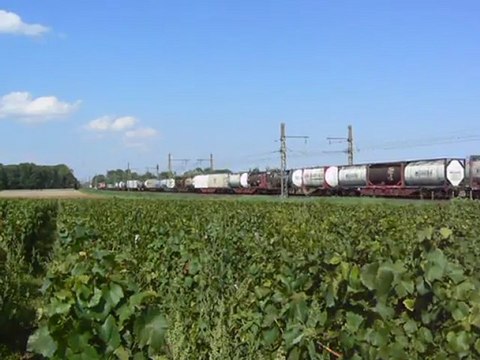 BB 26118 croise la BB 66197 avec son wagon graisseur.