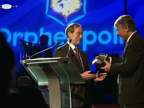 Claude Guéant aux côtés des orphelins de la police nationale