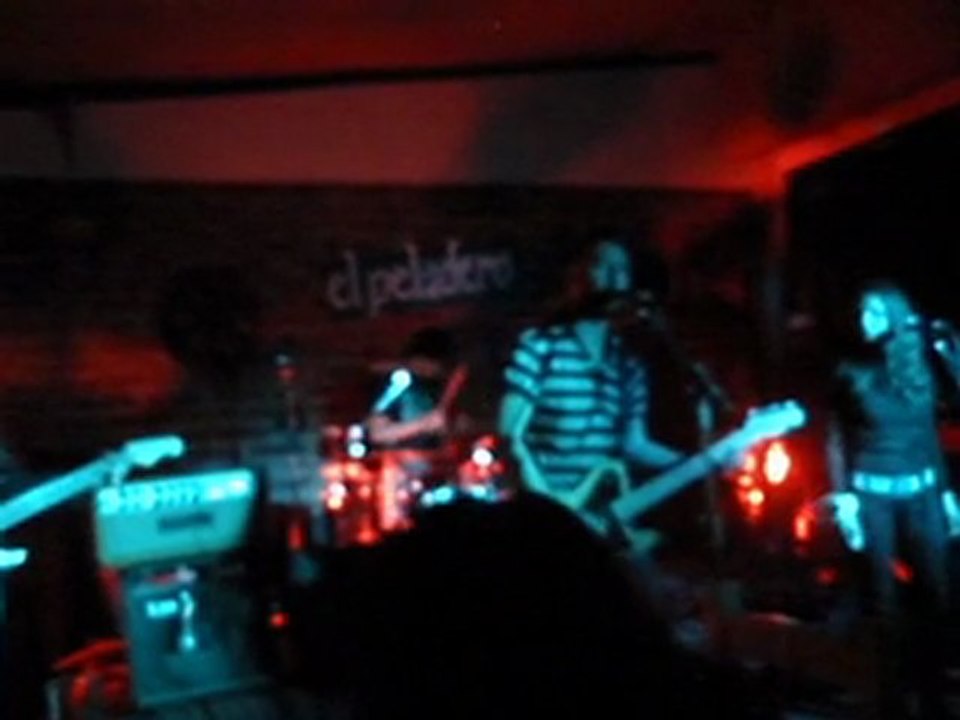 tremolo (Argentina) "DANDO VUELTAS " en vivo 10 9ct 2011