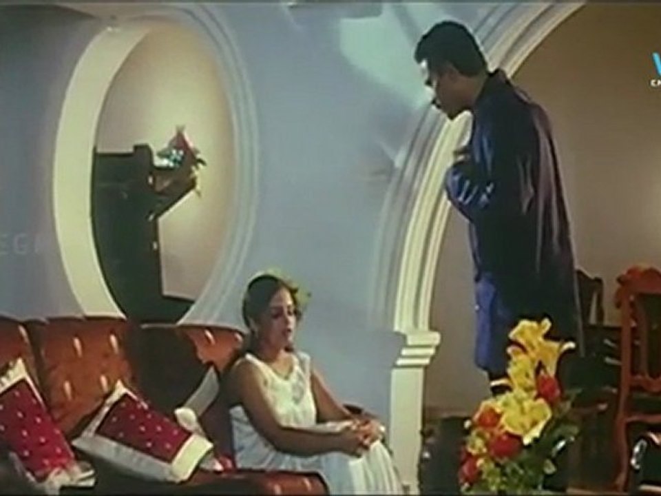 ETHU KONJAM PUTHUSU - Priyanka dress removing