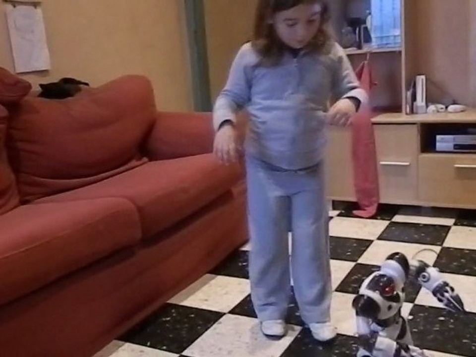 lara danse avec son robot :)