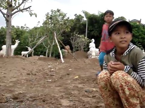 Bác sỹ Lê Giang Tô-Phó chủ tịch Hiệp hội thủ công mỹ nghệ TP Hà Nội với công trình Phật giáo