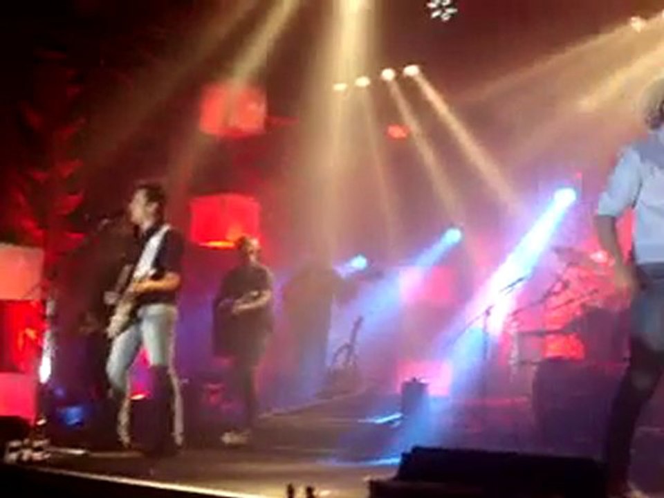 Filme Celular- Fernando e Sorocaba - Abertura do show e A Sua Casa Caiu no Villa Country-Paulo Salltorelli-Camila Ahrens e Renata Capra