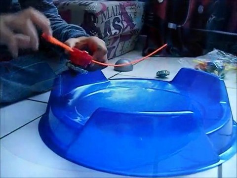 combat de toupie beyblade burn fireblaze et cyber pegasus VS earth aggle et rays trailquer