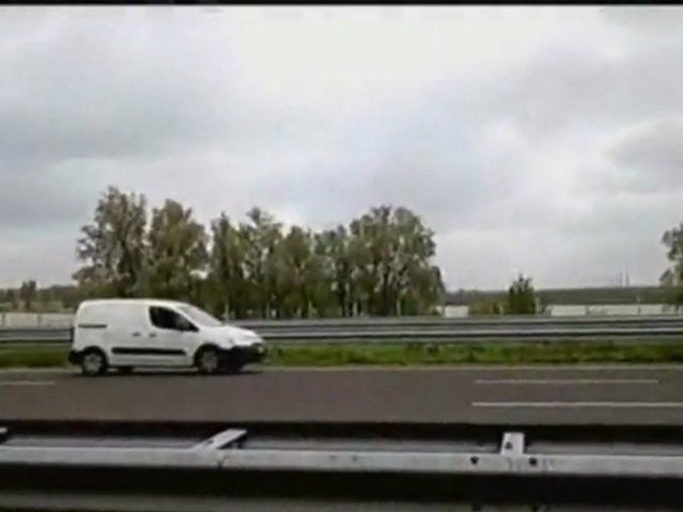 Il fait une sieste au milieu de l'autoroute