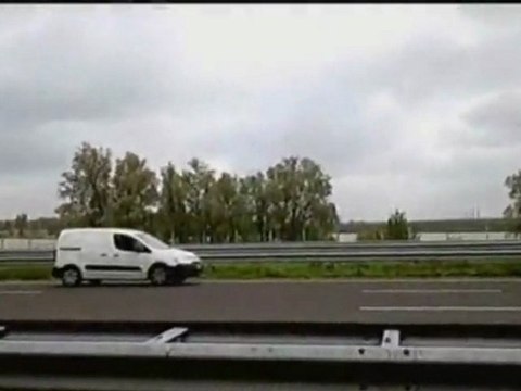 Il fait une sieste au milieu de l'autoroute