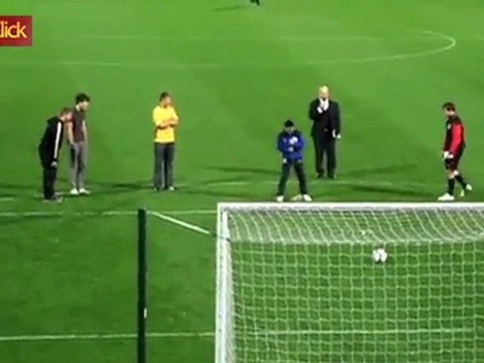Pênaltis tontos e tortos animam o futebol