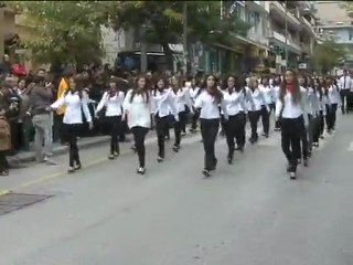 Οι μαθητές δεν γύρισαν κεφάλι στους επισήμους στην παρέλαση