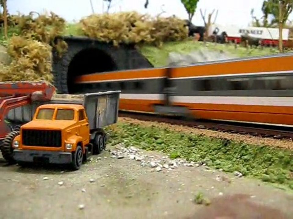 Train miniature : Réseau de Gérard : Départ d'un TGV
