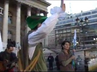 La bande des Robins des bois en fanfare sur la place de la bourse