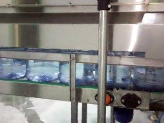 Damacana ozonlu su ile son durulama,hepa filtreden boş şişe geçişi ve havası hepa filtreler ile mikroplardan arındırılmış dolum odasına geçişdsu i