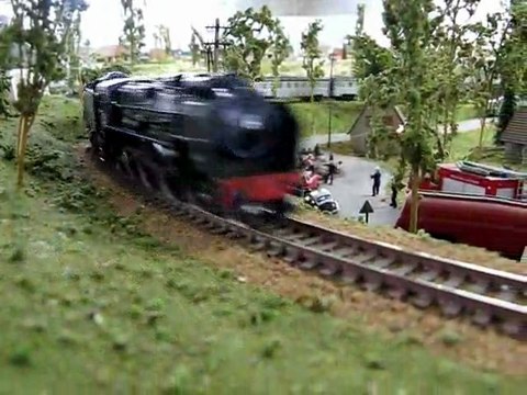Train miniature : Réseau de Gérard : 231 C 80 Jouef en tête d'une rame inox