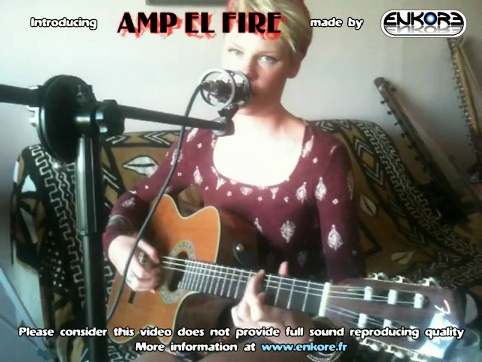 Phoebe Jacobs chante sur Amp el'Fire, ampli portable à piles (www.enkore.fr)