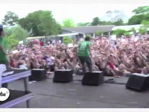 Zapping décalé : Un lancer de hot dog sur Tiger Woods !