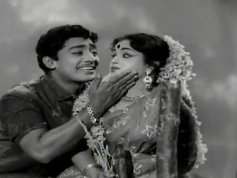 Deiva Thirumagal - Muthuraman Romance Scene