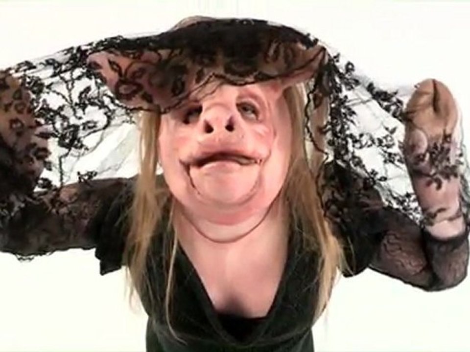 Truismes / La pieuse par Alfredo Arias