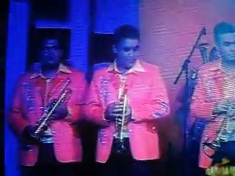 PA LA BANDA NIGHT SHOW CON LUIS ANTONIO LOPEZ MIMOSO ...CANTANDO MI PRISIONERA Y RECLAMALE A ELLA