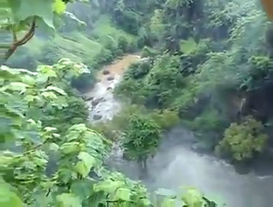 R-18指定　鉄砲水に襲われる家族