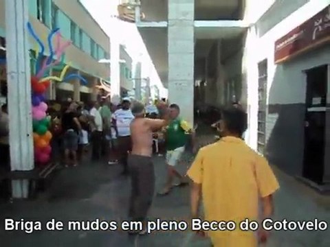 Papy tombe la chemise pour se battre au Brésil