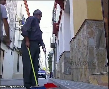 Vecinos limpian calles para ahorrar barrenderos