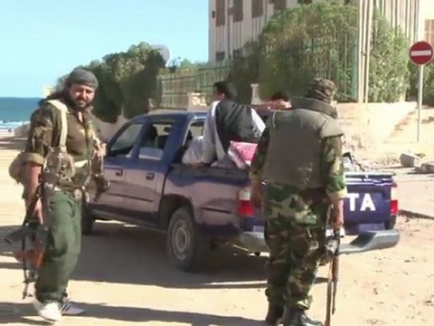 Libye: les habitants de Syrte continuent à fuir