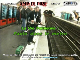 Paolo dans le metro sur ampli portable Amp el'Fire (www.enkore.fr)