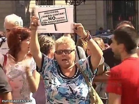 'Indignados' presentan firmas contra desalojo