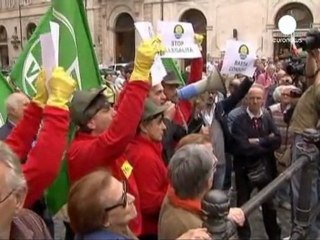 Berlusconi'ye güven oylaması öncesi boş koltuk...