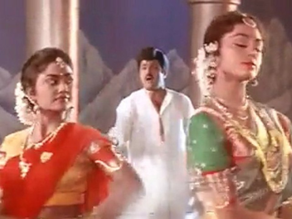 Iruvuri Bhamala Kougililo( Naari Naari Naduma Murrari )