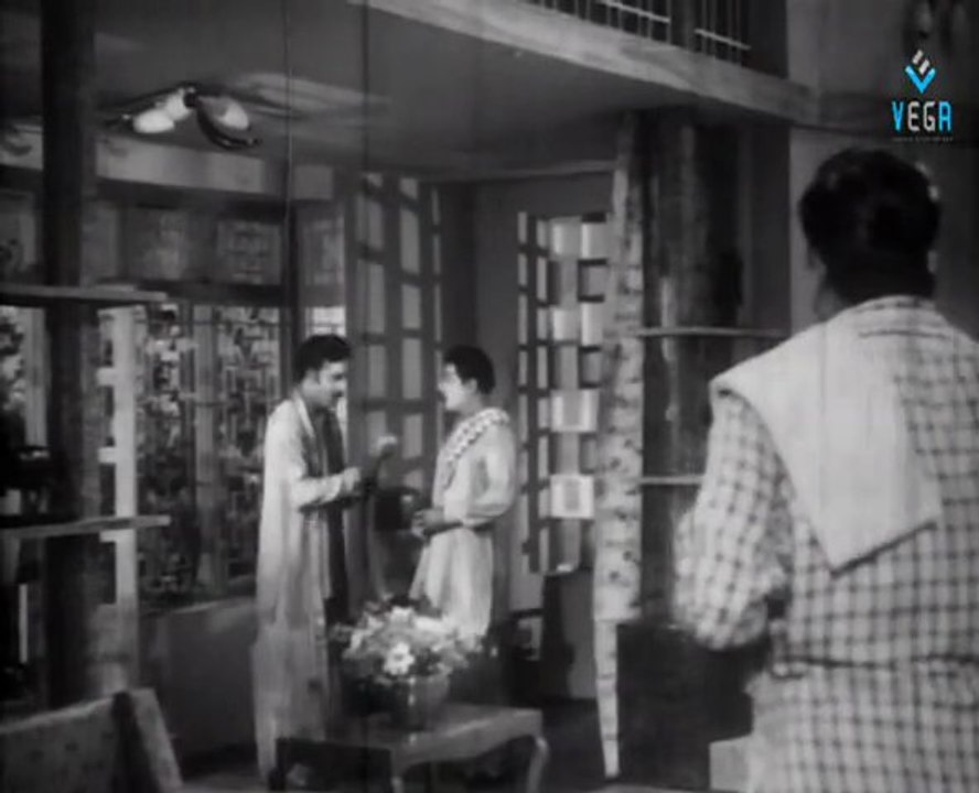 Neethikkupin Paasam - Hero settles a sensitive issue