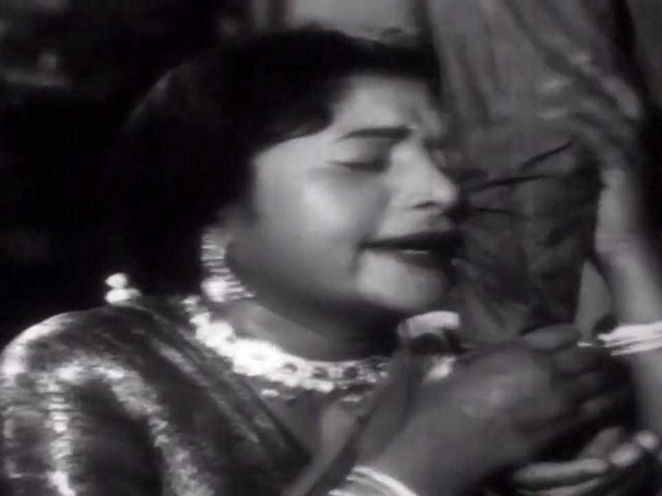 Neethikkupin Paasam - Hero doesn't accept the marriage proposal