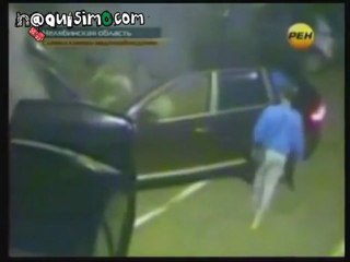 NAQUISIMO.COM - Choca y se baja de su auto como si nada