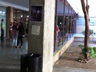 [VIDEO] poniendo carteles en la sala de estudios 2.5.