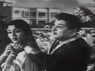 Dharmam Thalai Kakkum - MGR Sarojadevi Romance Scene