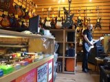 Les guitaristes (en magasin)