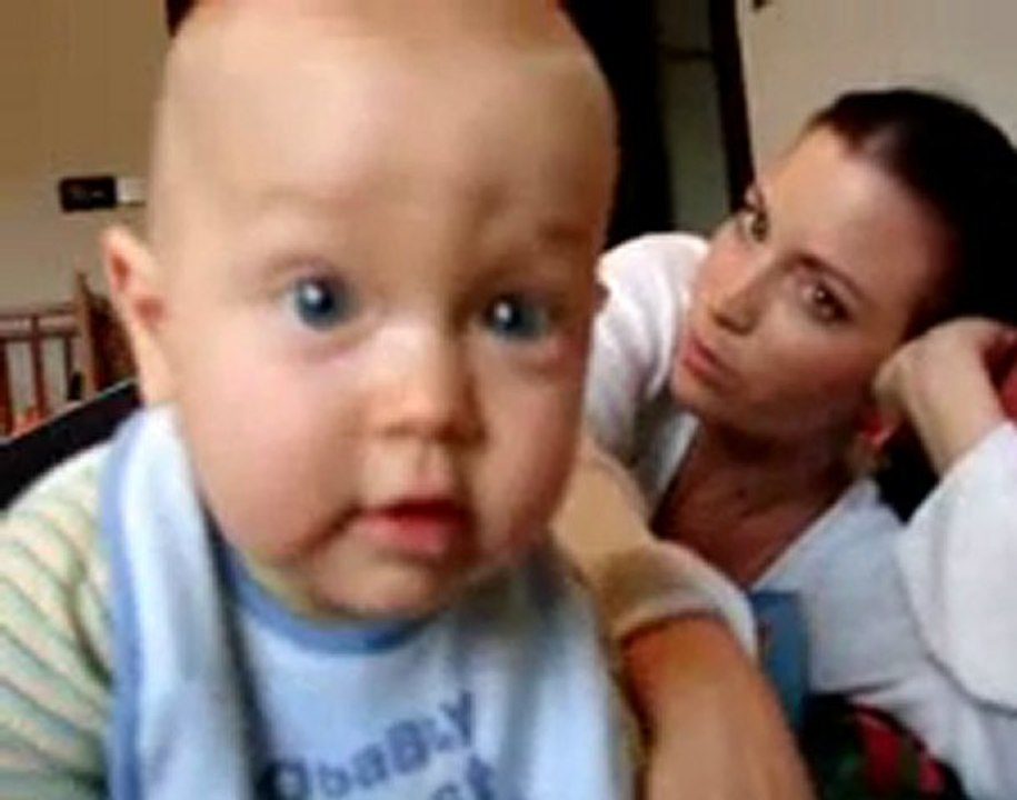 10 mois (avec maman sur le lit)