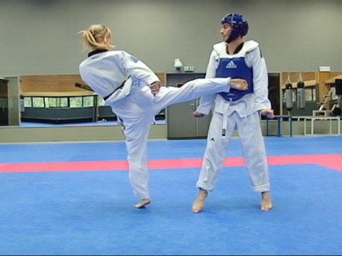 Friday sport - Un coup de pied retourné pour se faire masser