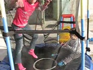 Anna et Antoine sur le trampo