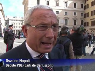 Italie: Berlusconi conserve son fauteuil mais est affaibli