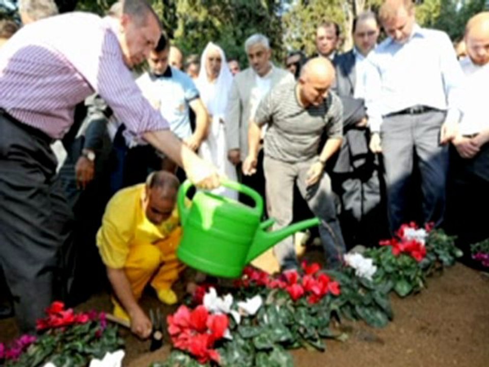 Başbakan annesi için Kur'an okudu (İnfitar Suresi)