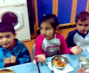 özge yemek duası yapıyor