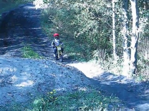 Tours de piste au terrain de cross (110cc et 50cc)