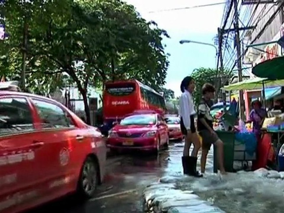 Floods affect Bangkok businessses