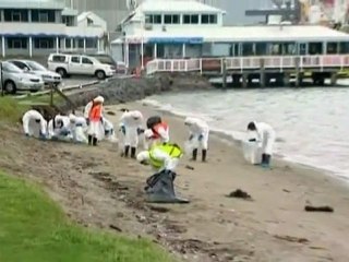 Race to drain oil-leaking ship off NZ coast